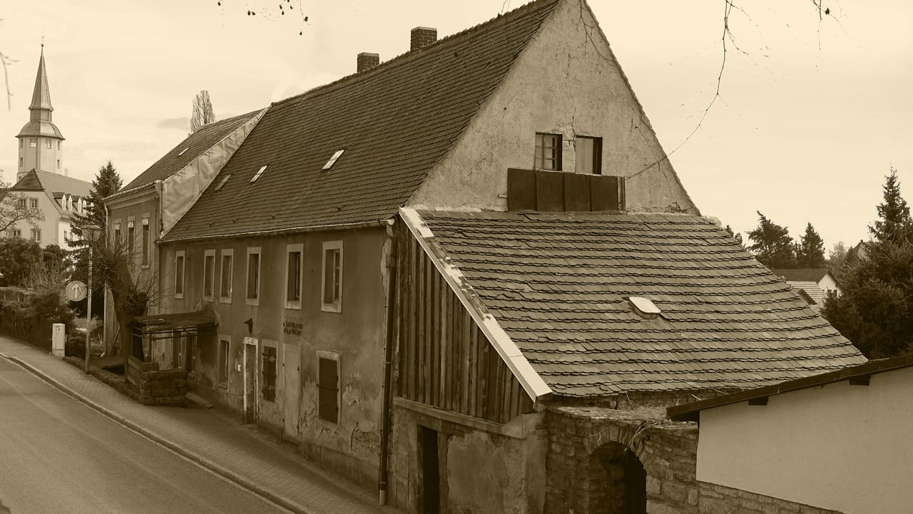 Sepiafarbene Ansicht des Gasthofs Pesterwitz, wie eine historische Postkarte wirkend