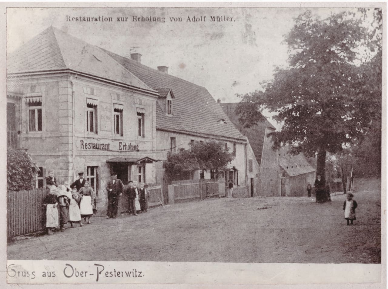 Historische Postkarte „Gruss aus Ober-Pesterwitz“ mit der Restauration zur Erholung von Adolf Müller und Dorfbewohnern davor
